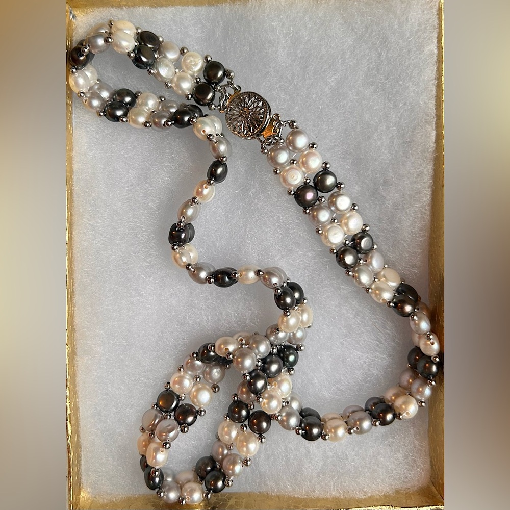 Detailed patterned necklace